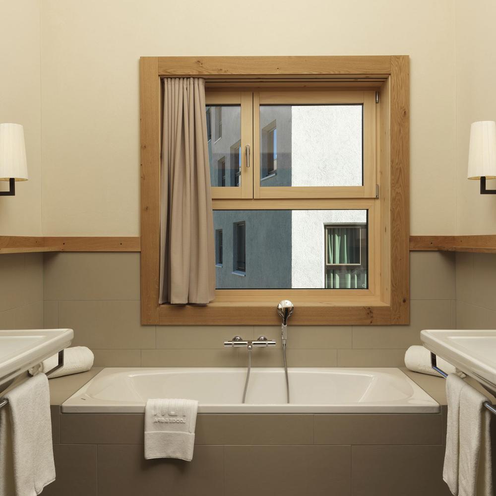 Baño acogedor con elementos rústicos y color suave.