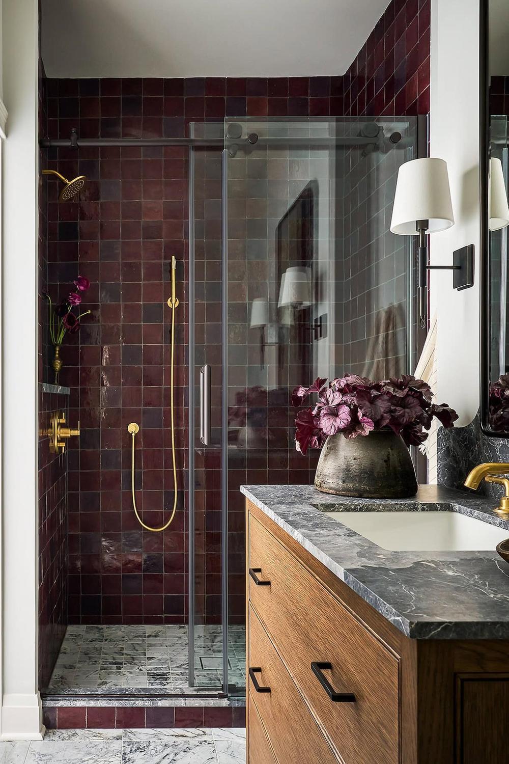 Baño acogedor con mezcla moderna y natural y ducha lujosa.