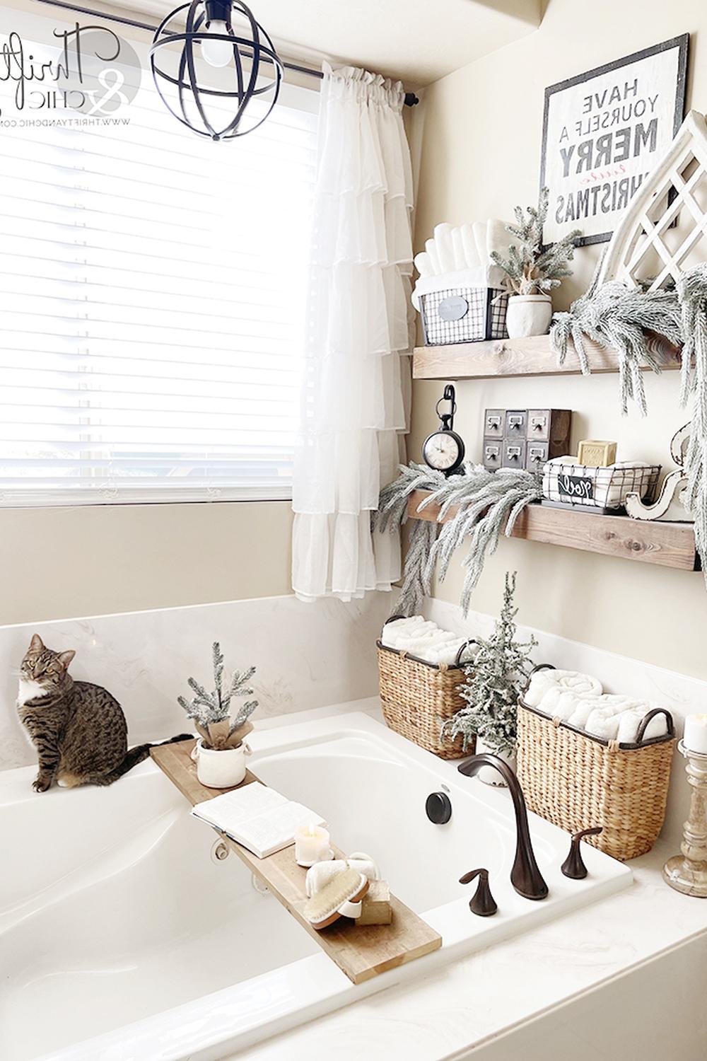 Baño acogedor con bañera de hidromasaje y decoración natural.