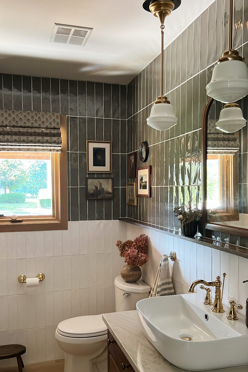 Baño acogedor con combinación moderna y elementos clásicos.