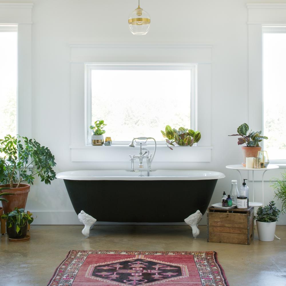 Baño acogedor con frescura natural y bañera vintage.