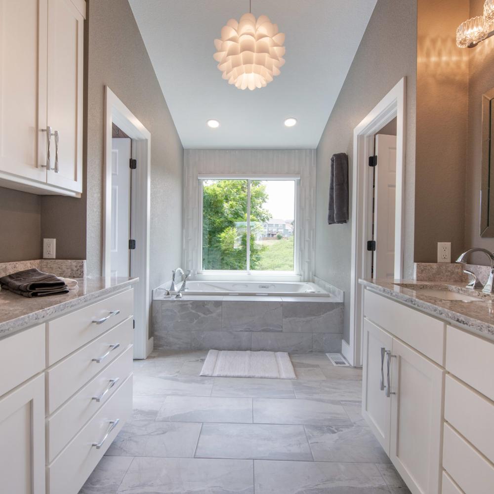 Baño moderno con diseño elegante y funcional