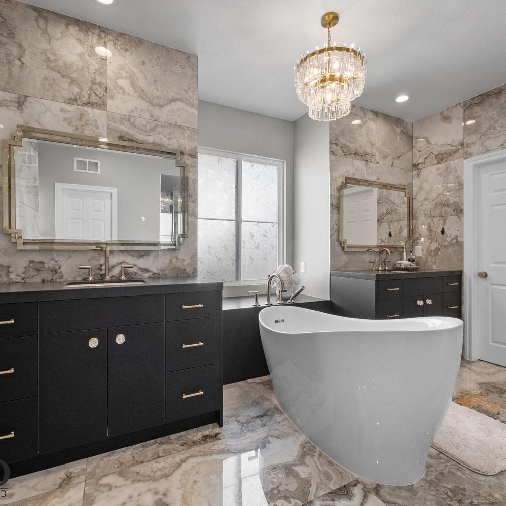 Baño lujoso con toques de oro y negro