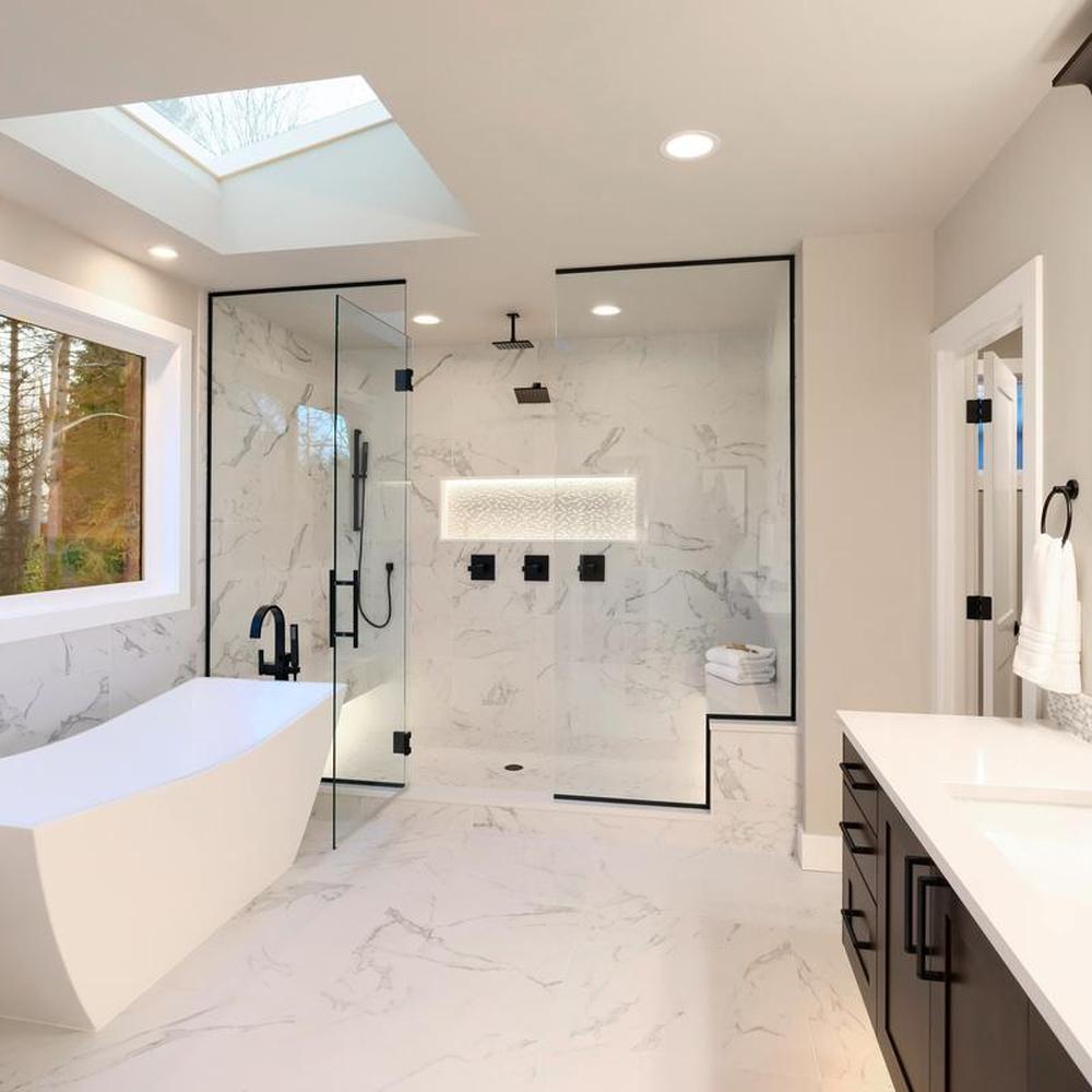 Baño moderno con ventanas y gran iluminación