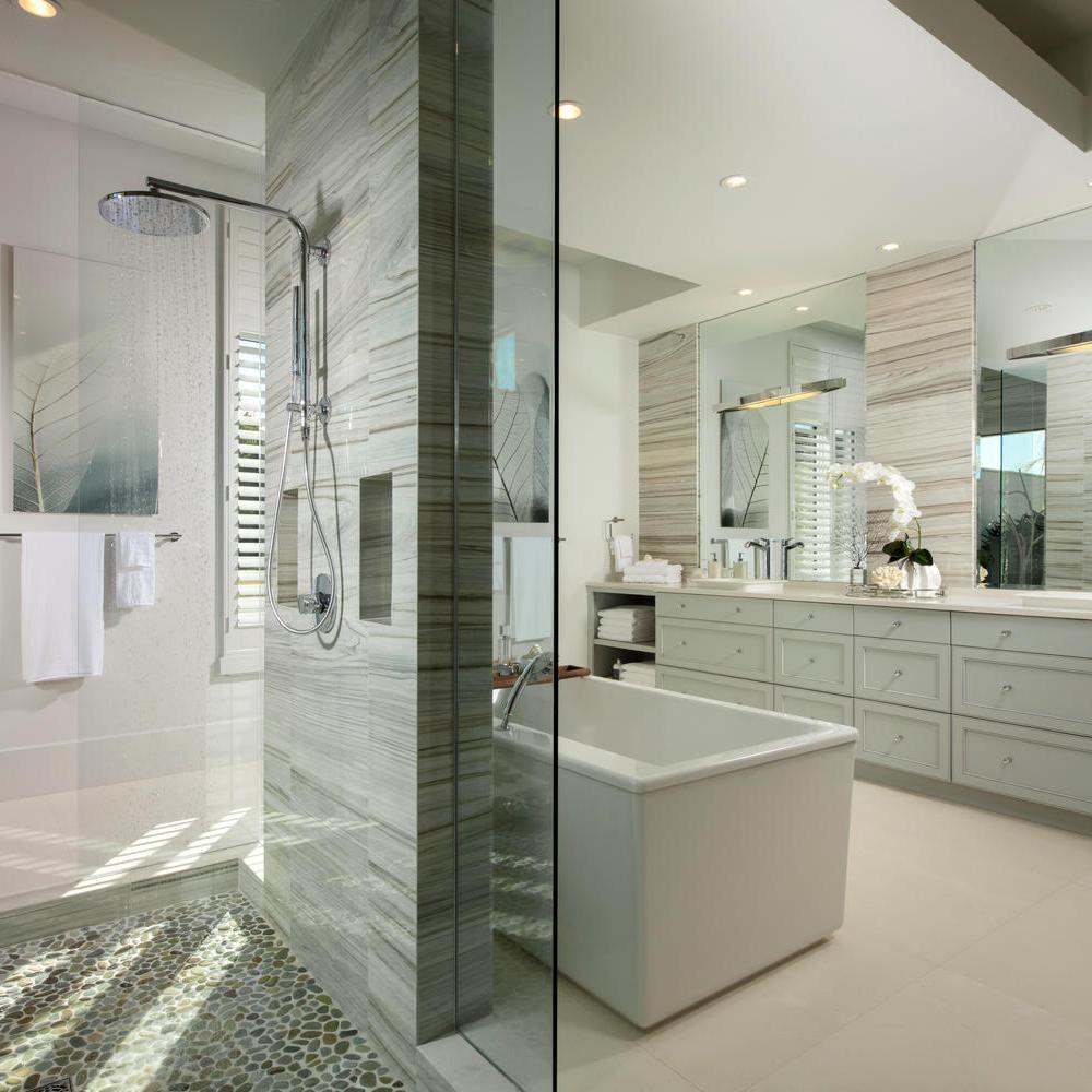 Baño moderno con ducha y bañera independientes