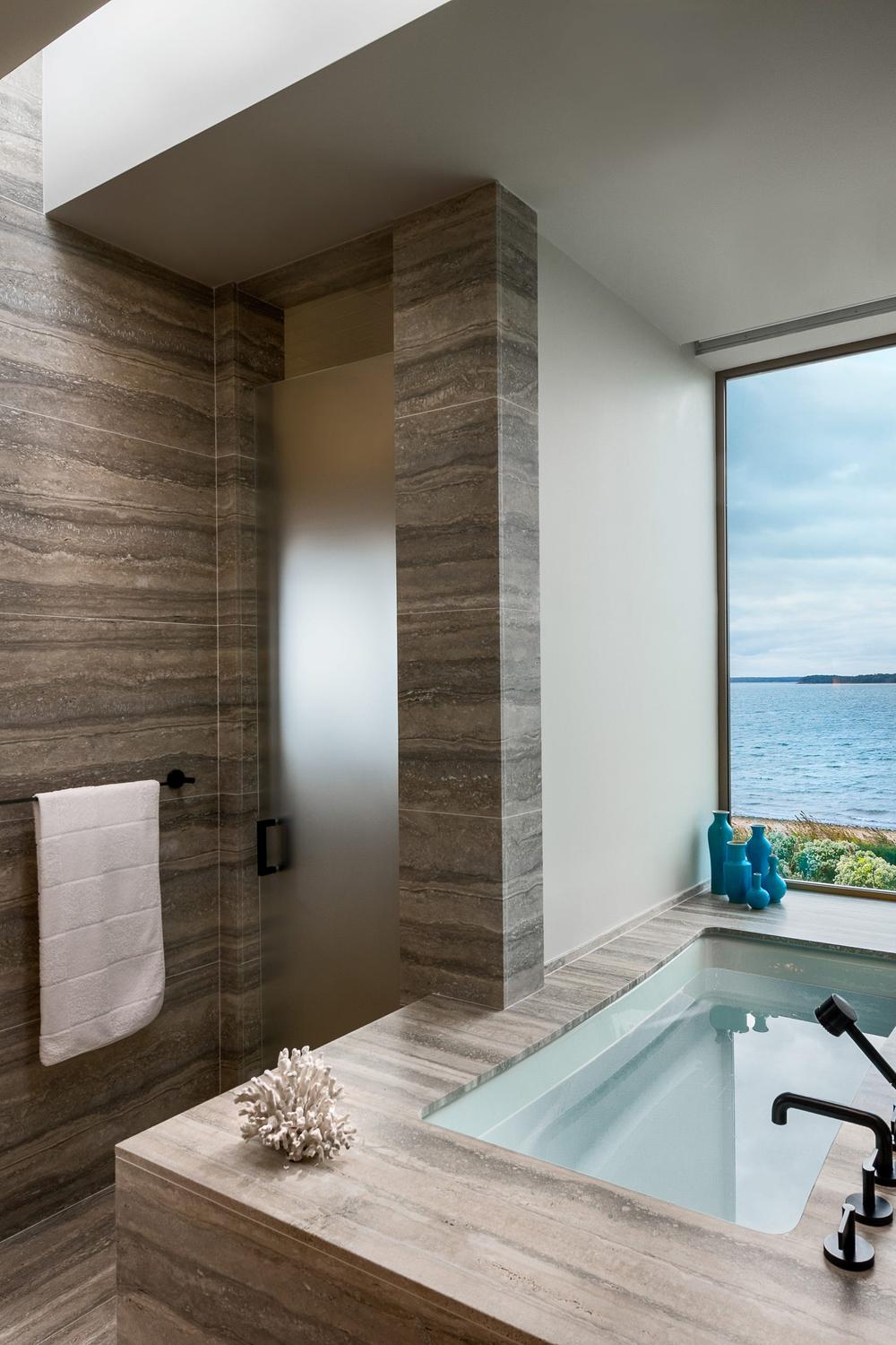 Baño minimalista y moderno con elementos naturales