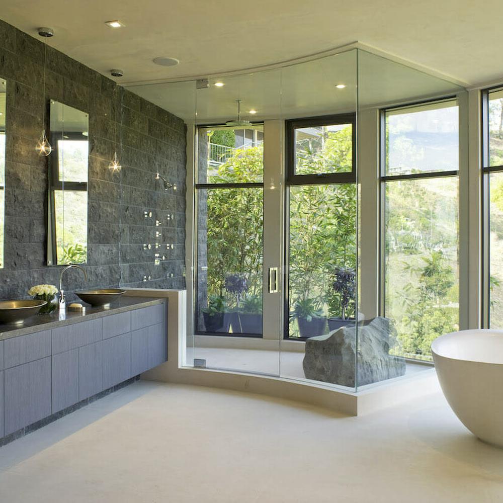 Baño con diseño curvo y elementos naturales