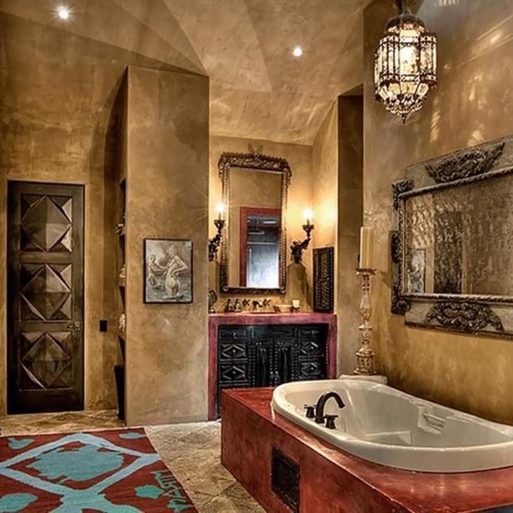 Baño rústico y sofisticado con detalles decorativos