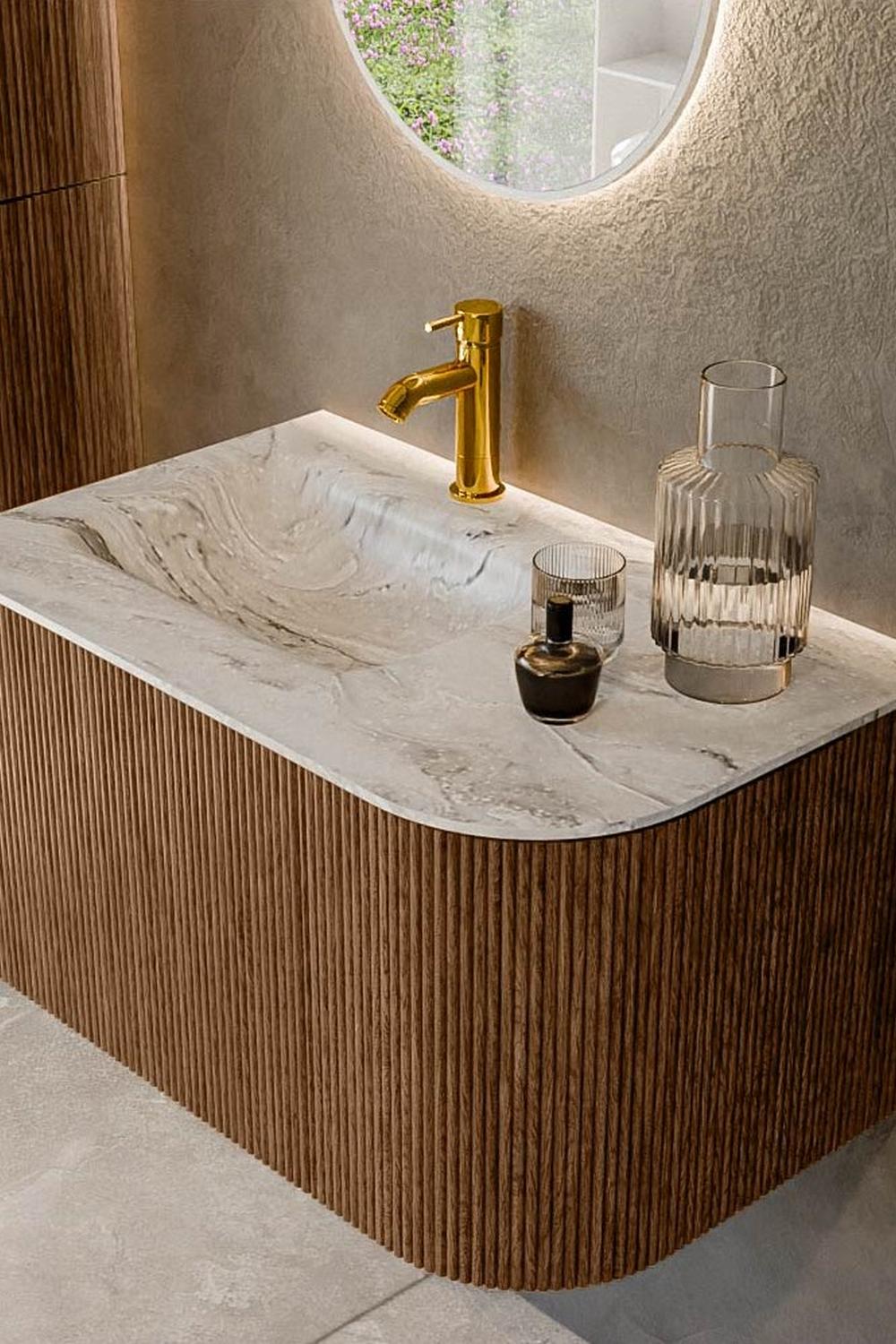 Lavabo curvo con elementos naturales y elegancia estética