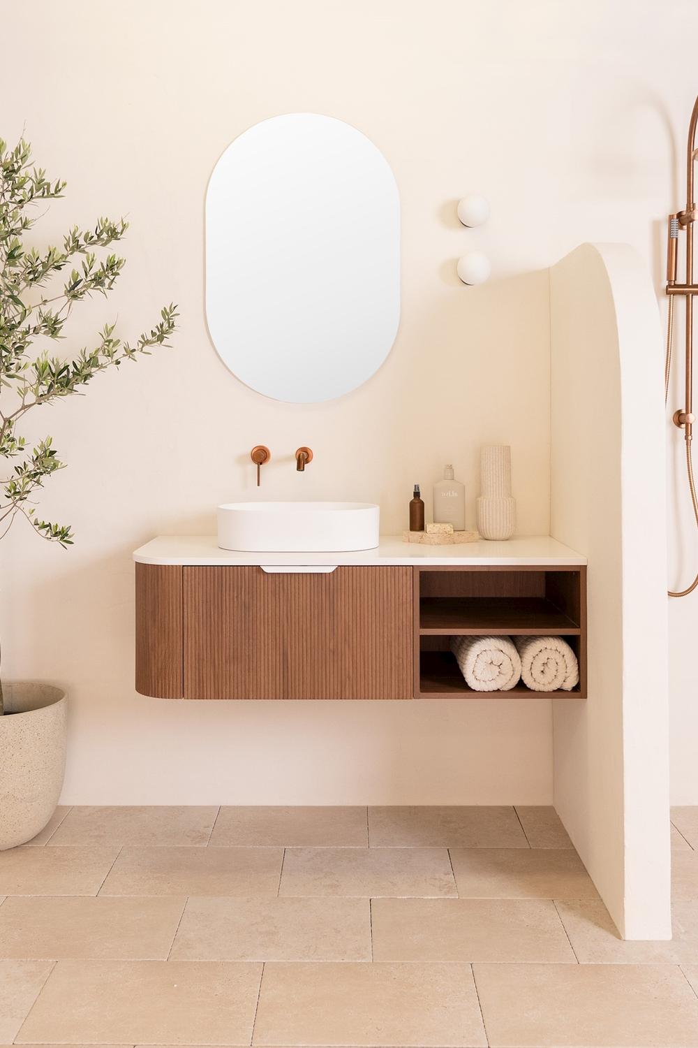 Lavabo curvo que aporta elegancia moderna y funcionalidad
