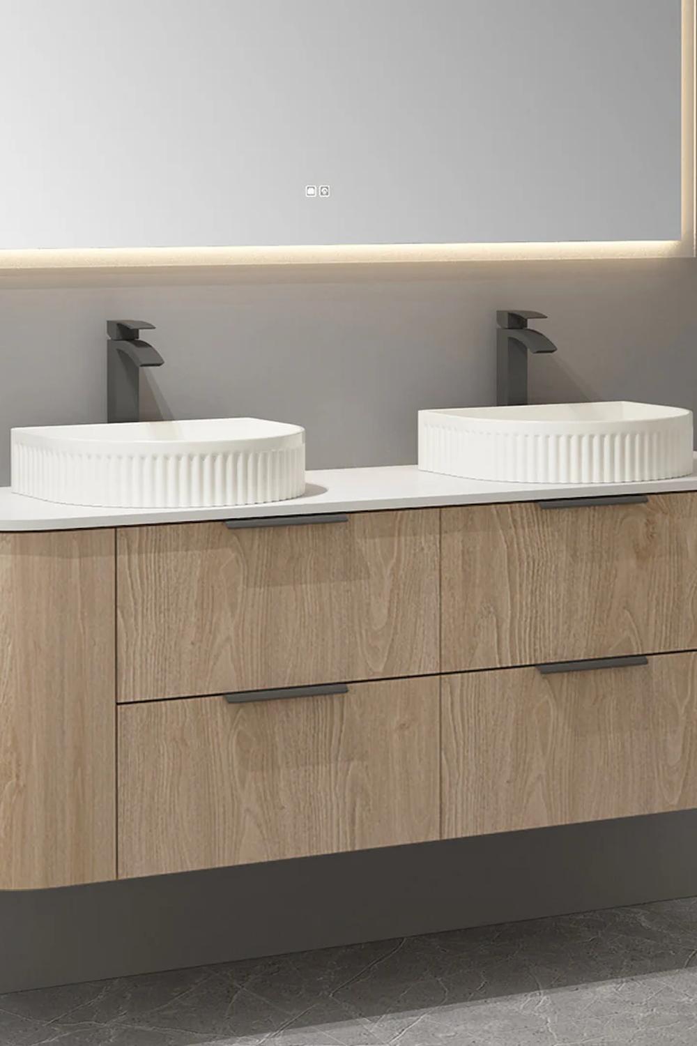 Lavabo curvo en un baño moderno luminoso