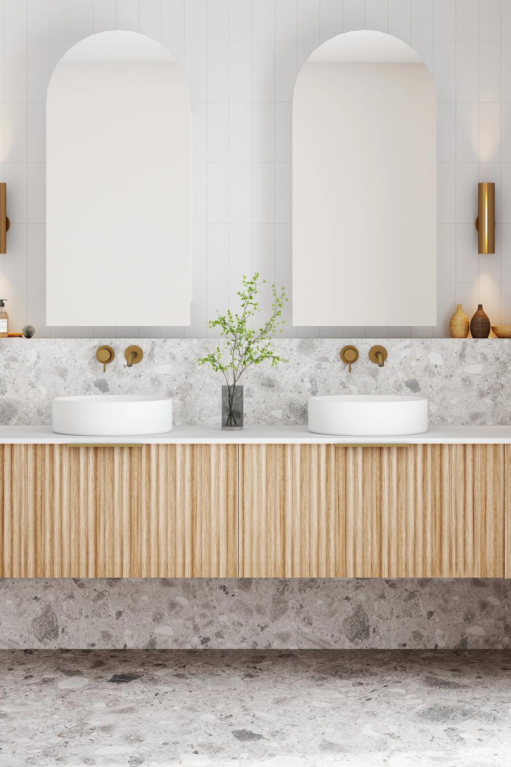 Lavabo curvo con elementos naturales y decorativos