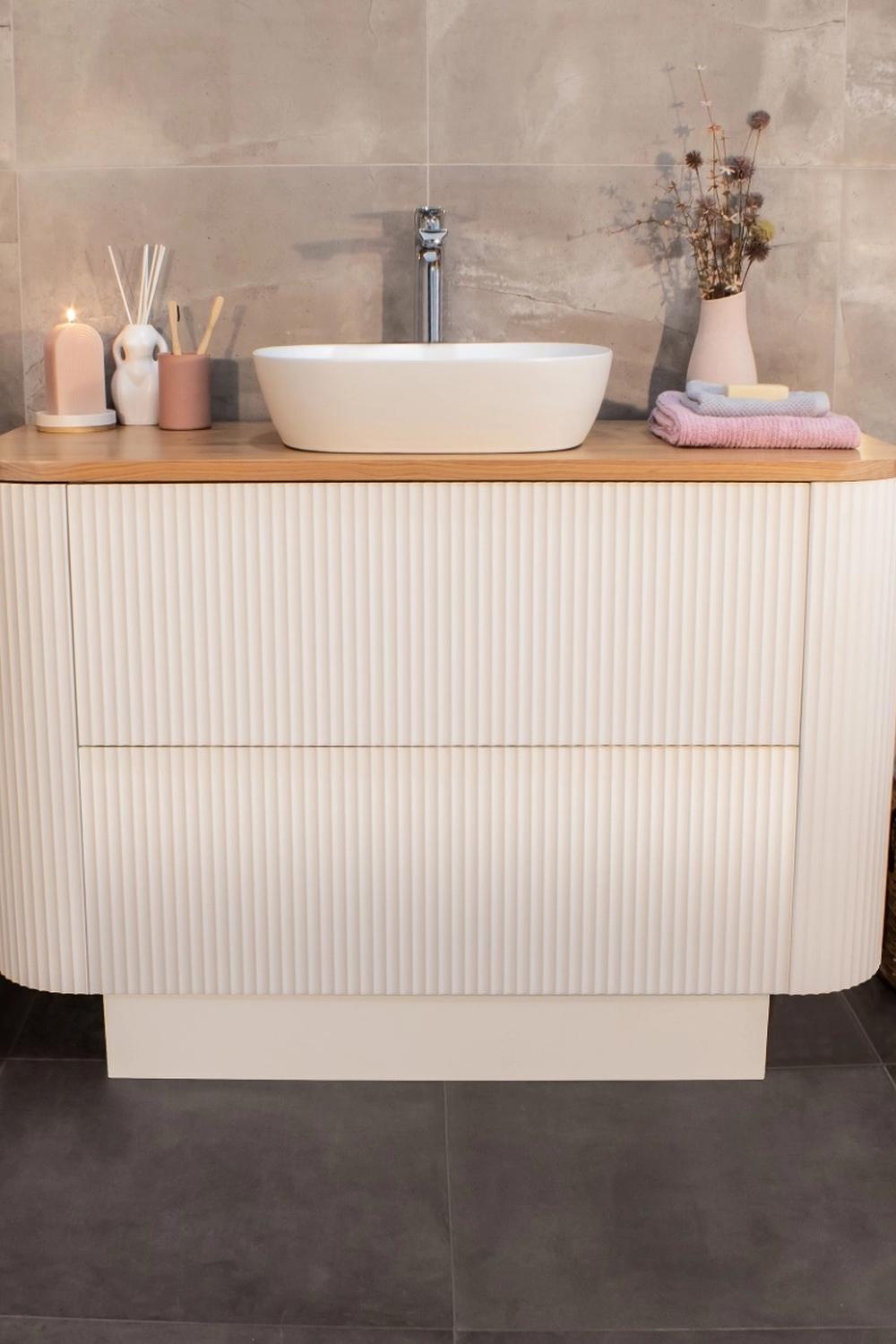 Lavabo curvo con un estilo sofisticado