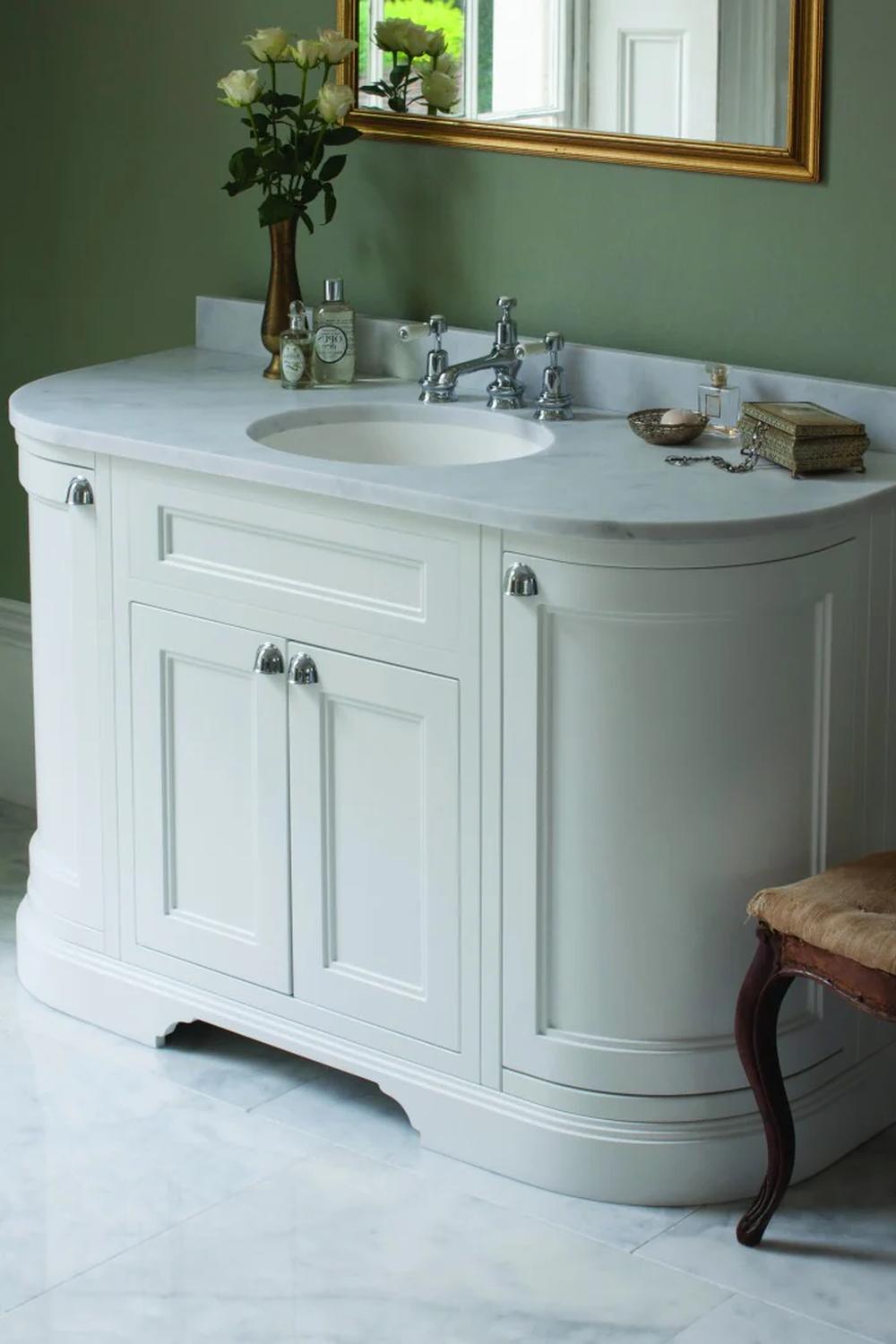 Lavabo curvo que destaca por su elegancia y modernidad