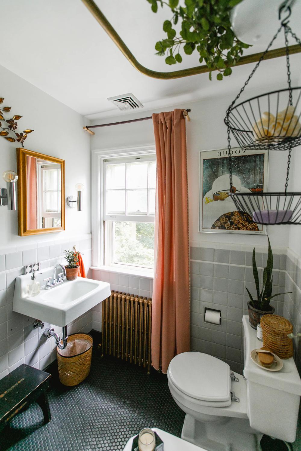 Baño acogedor con tonos suaves y elementos encantadores