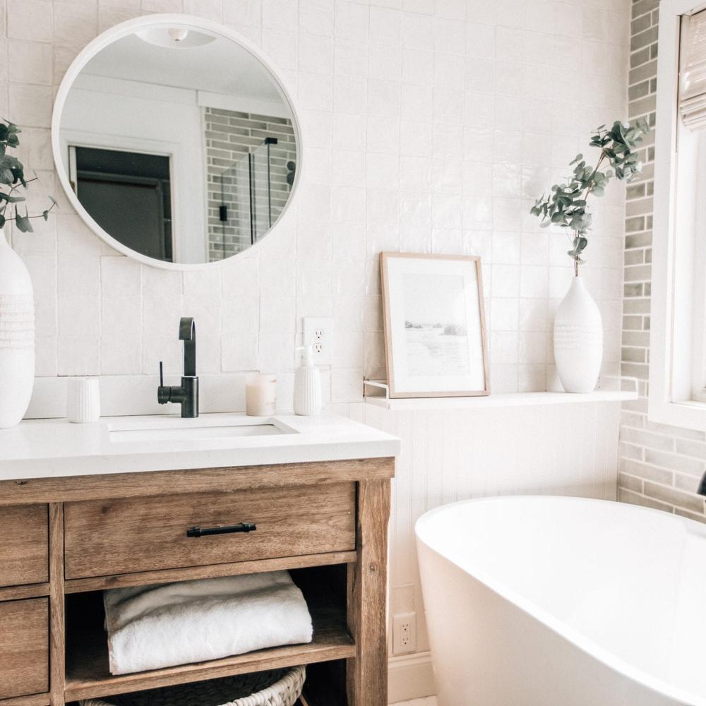 Baño minimalista y acogedor con colores neutros