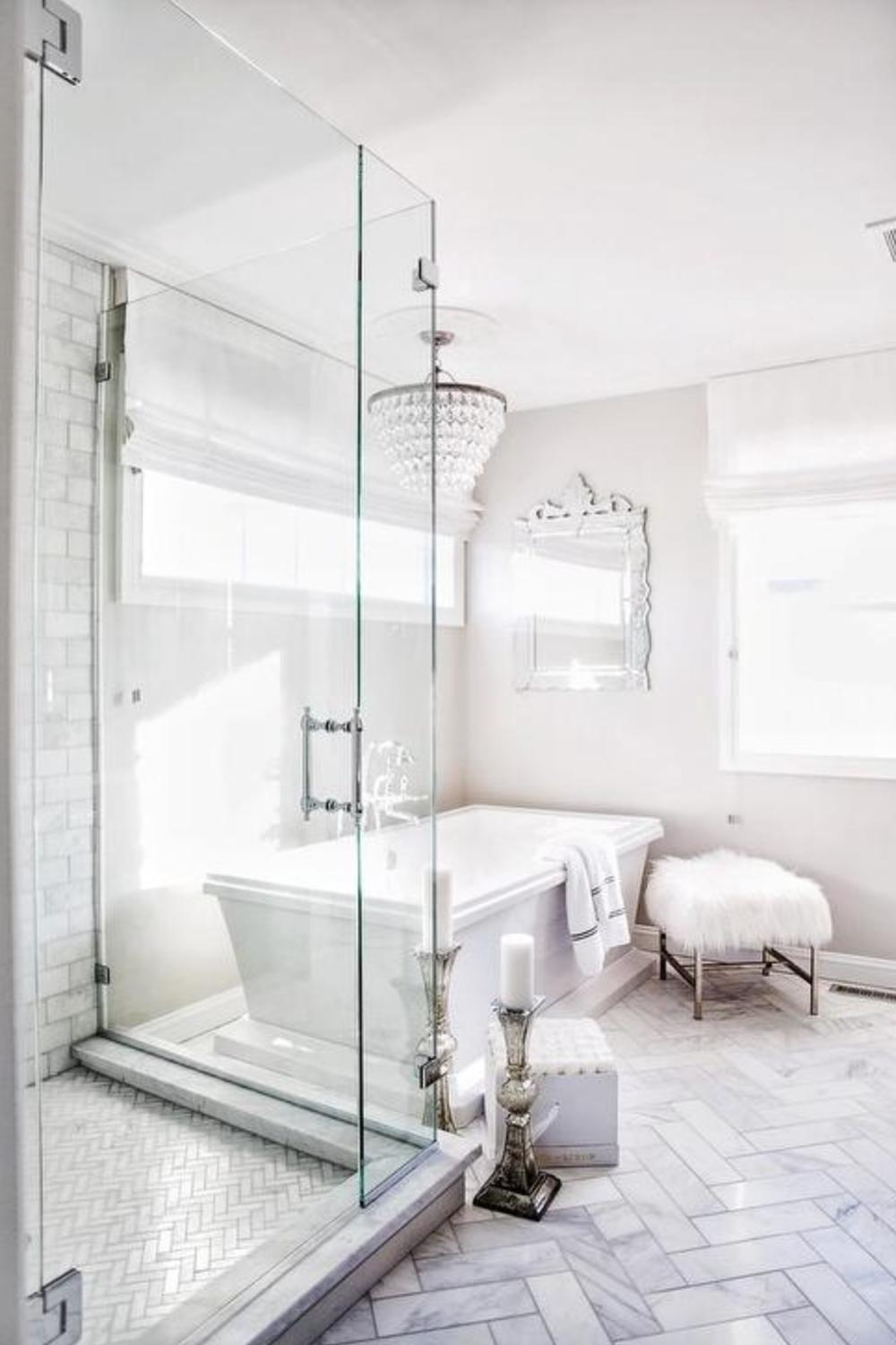 Baño elegante con estilo contemporáneo y detalles de diseño