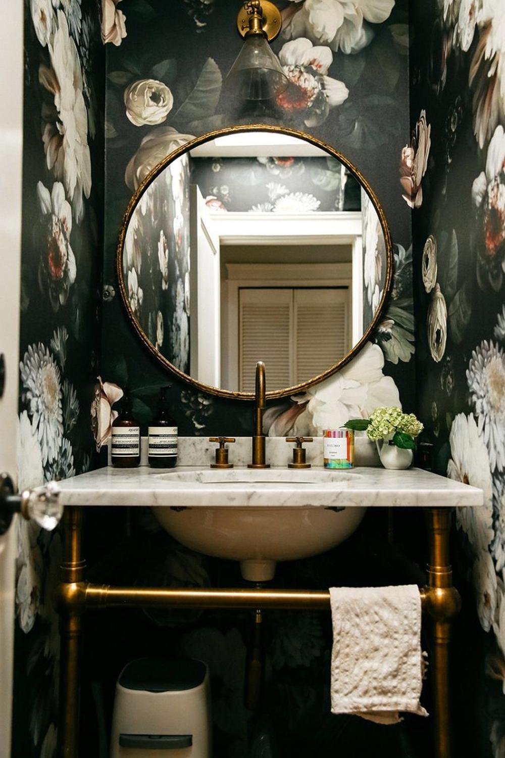 Baño de estilo Dark Academia con papel pintado floral en tonos oscuros y vibrantes.