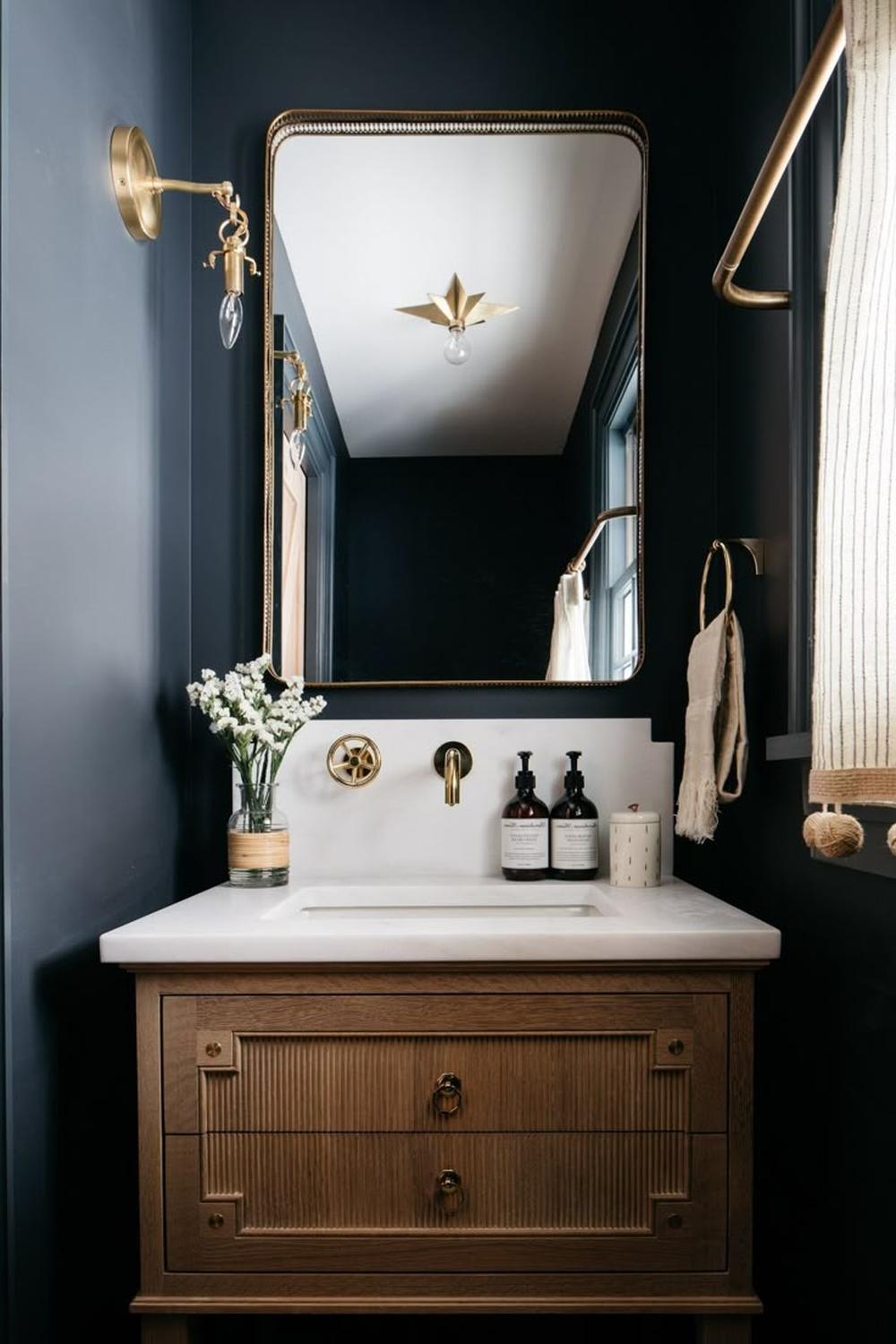 Baño Dark Academia con paredes en azul profundo y elementos vintage.