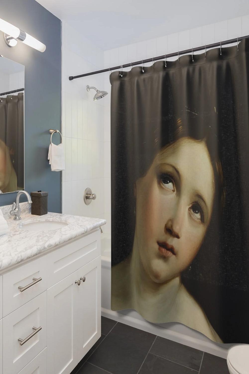 Baño contemporáneo con toques de arte clásico y una ducha centrada.