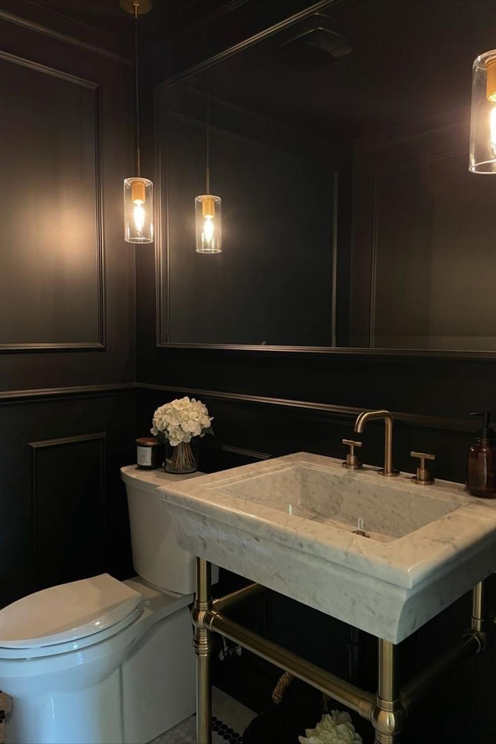 Baño envolvente con esquemas en negro y oro, con detalles sofisticados.