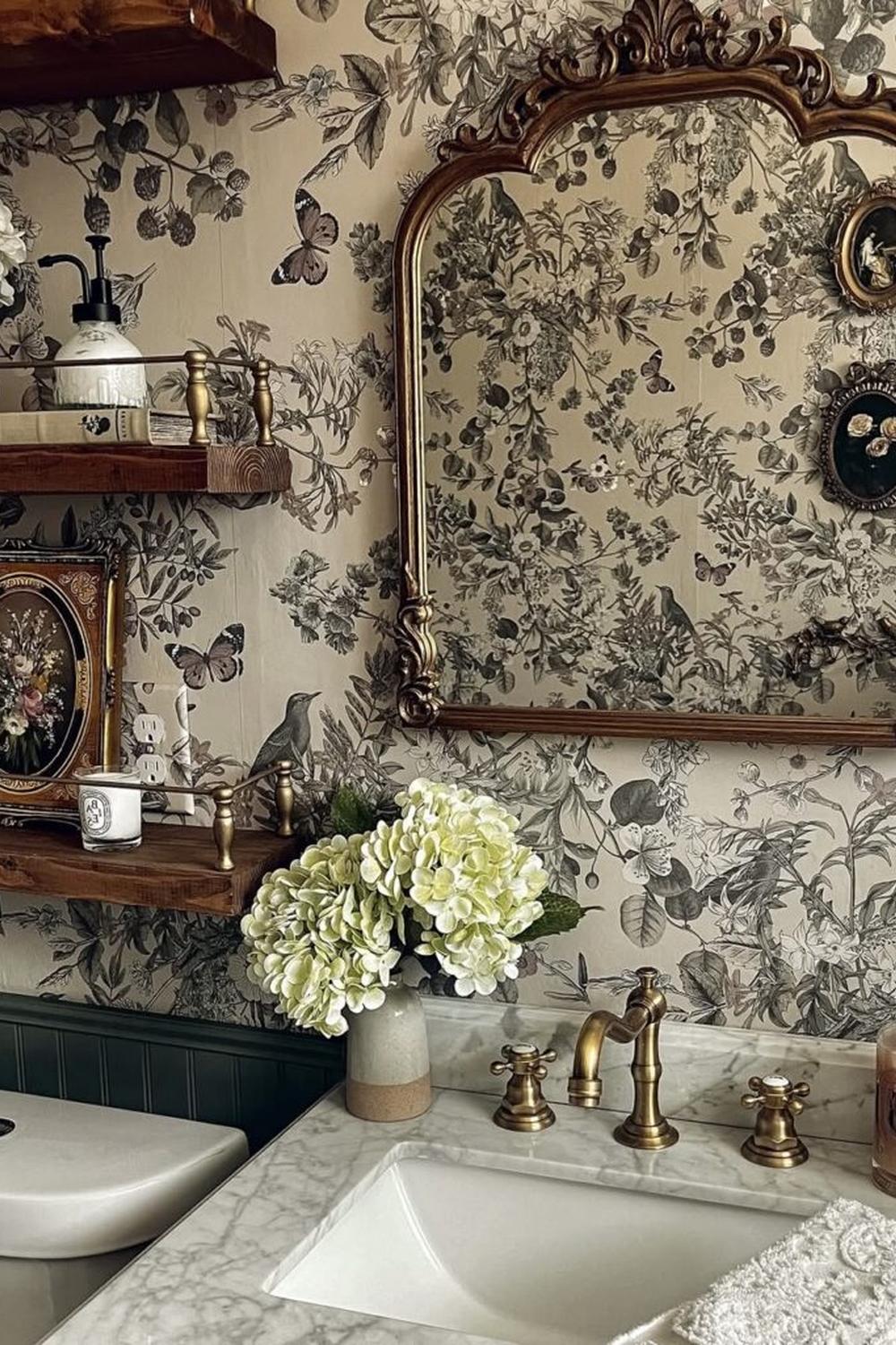 Baño vintage con diseño cautivador en blanco y negro, con elementos decorativos.
