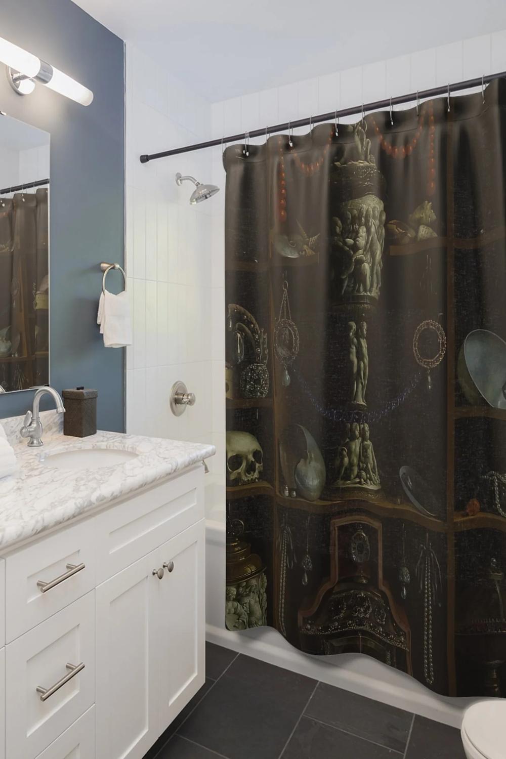 Baño moderno con un toque oscuro, decorado con estilo y arte.