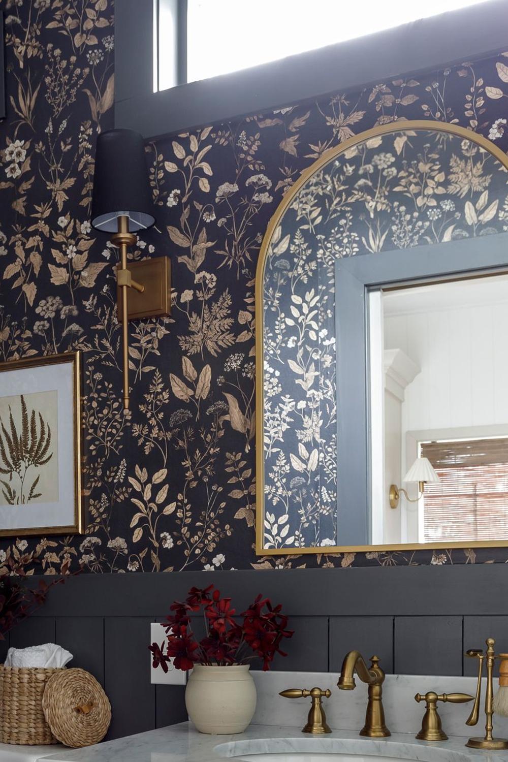 Baño romántico con paredes decoradas y un toque de naturaleza sutil.