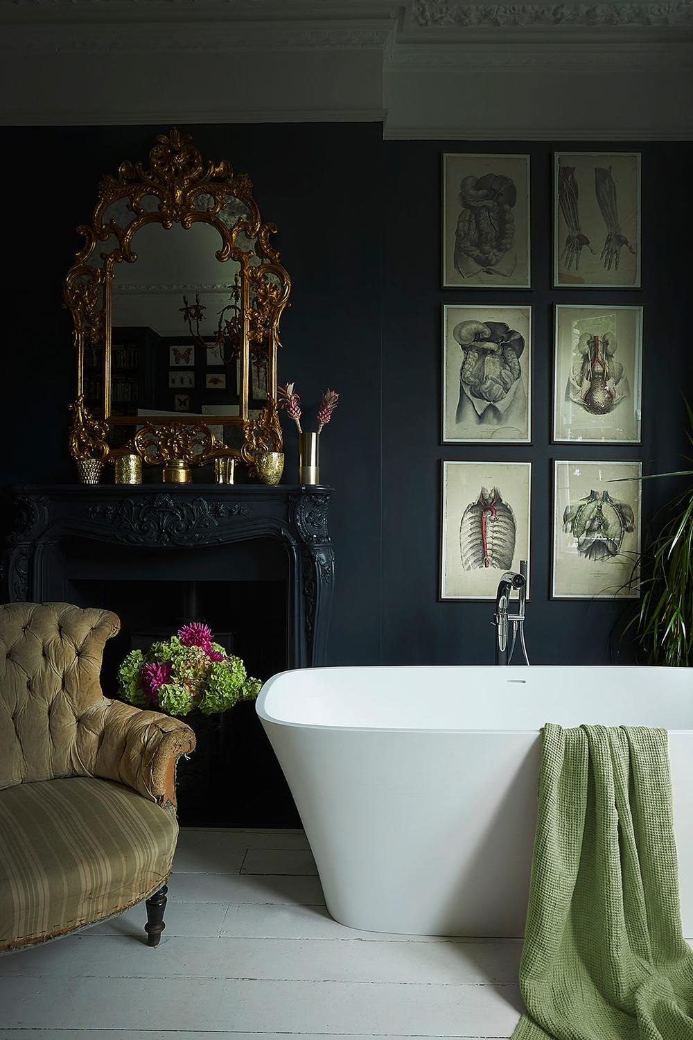 Baño de diseño refinado que invita a la relajación.