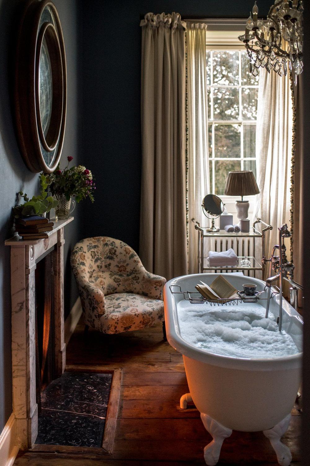 Baño elegante y acogedor con un toque clásico y luminoso.