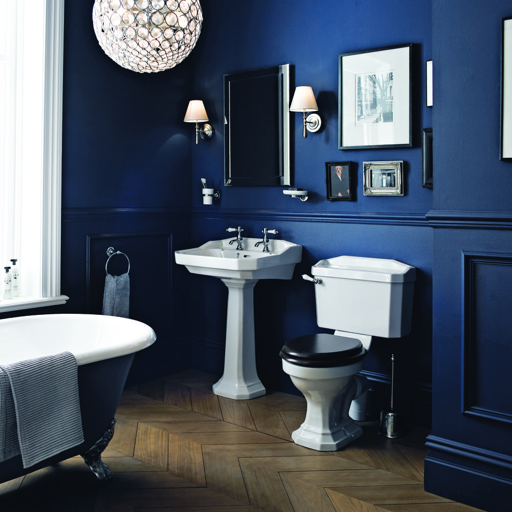 Baño elegante con pared azul profunda y accesorios modernos