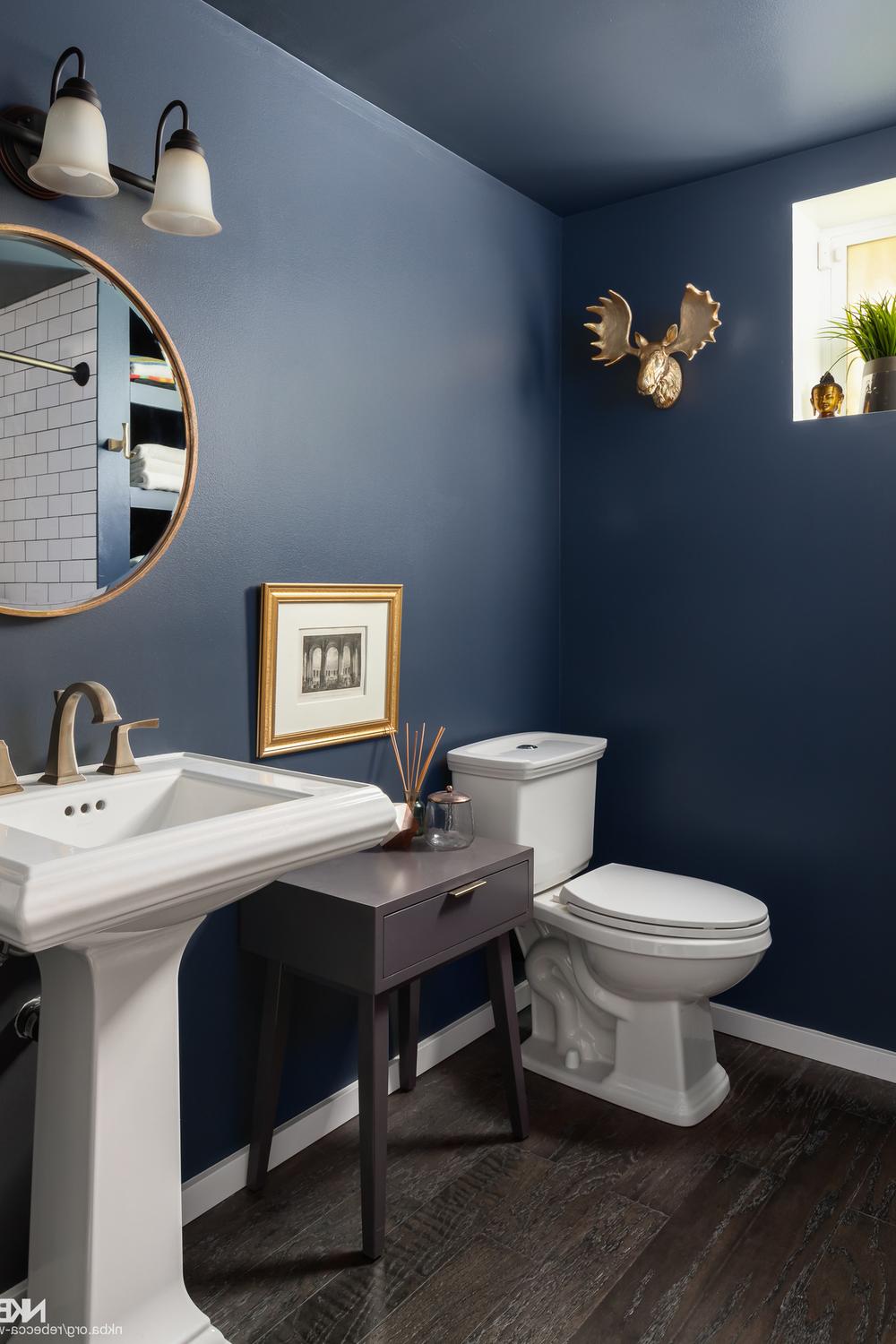 Baño acogedor con azules profundos y elementos decorativos modernos