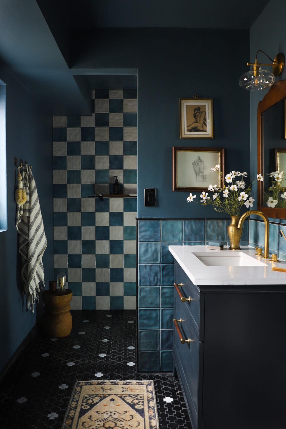 Baño con diseño de azulejos de tablero de ajedrez en azul y blanco