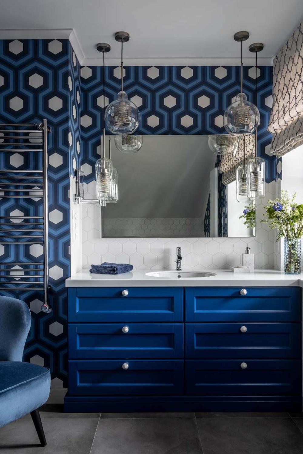 Baño dinámico con patrones sorprendentes y colores contrastantes