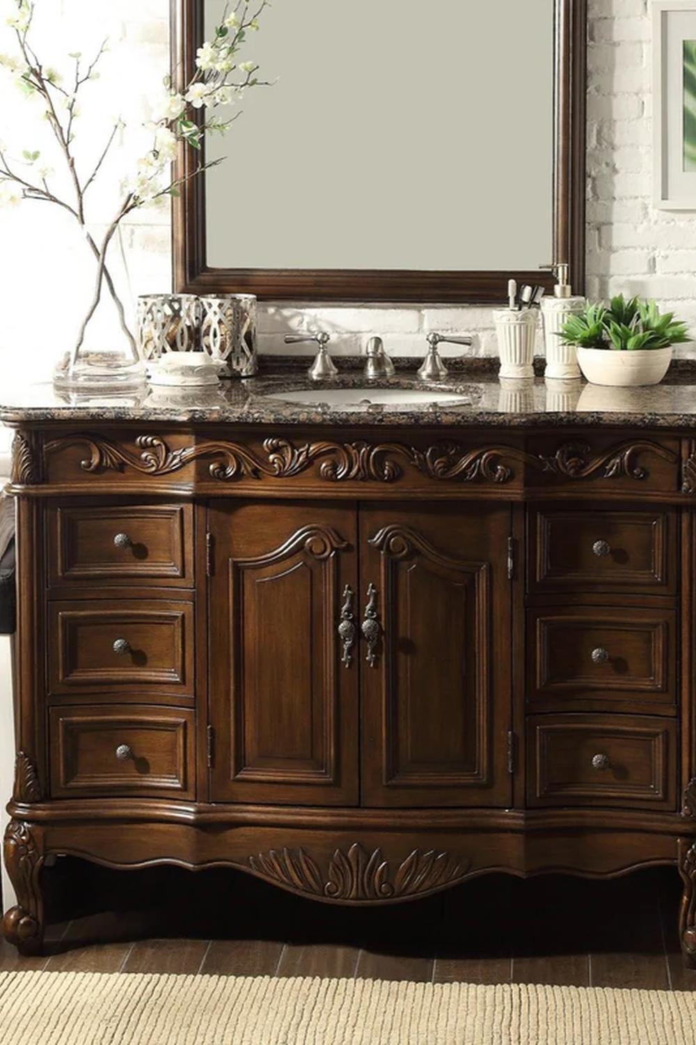 Mueble de baño clásico oscuro con varias opciones de almacenamiento