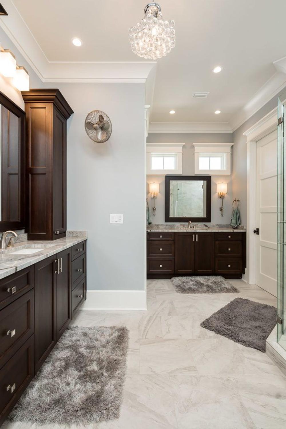 Muebles de baño dobles en un entorno lujoso y acogedor