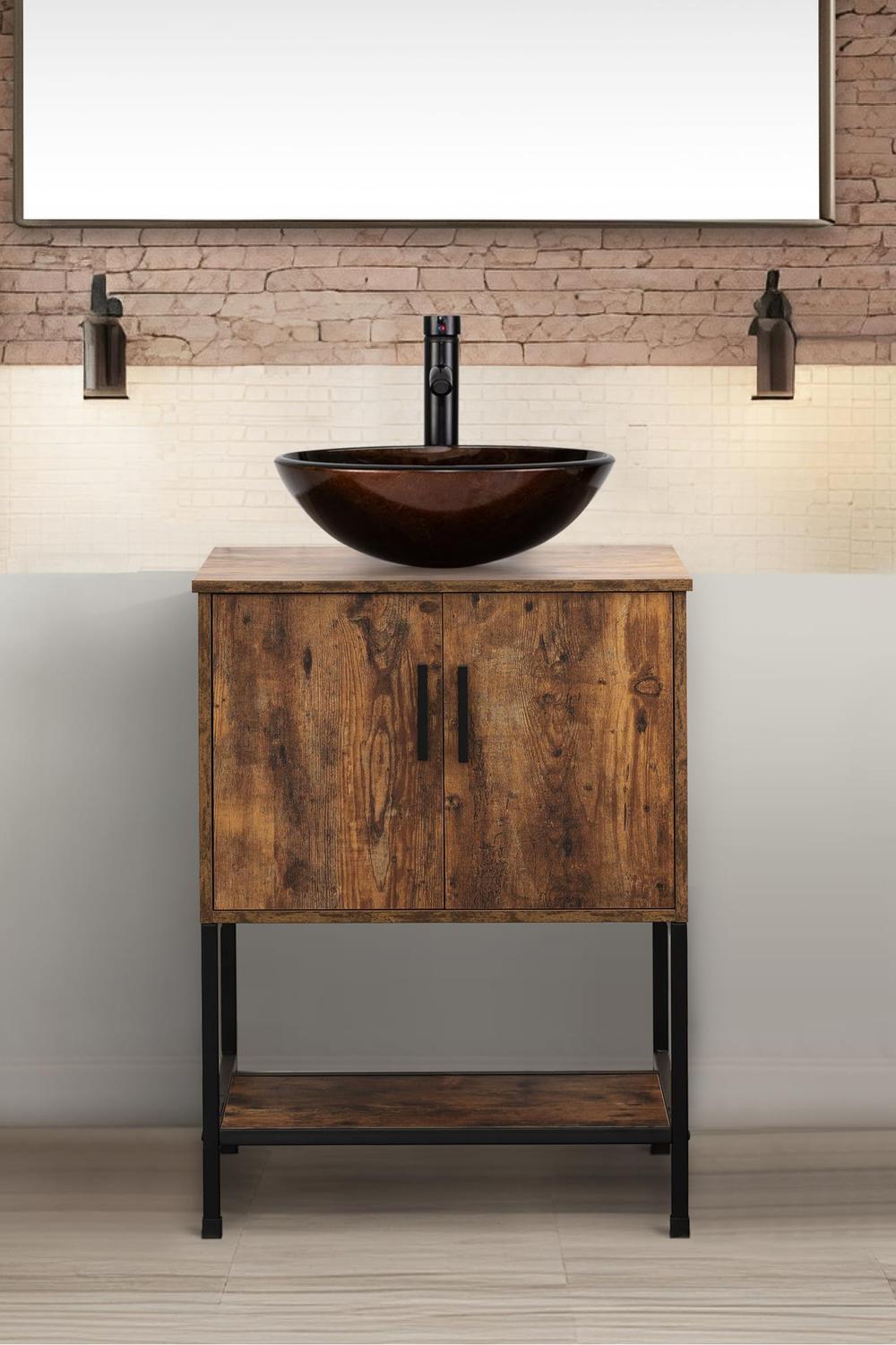 Mueble de baño oscuro con detalles rústicos en un entorno moderno