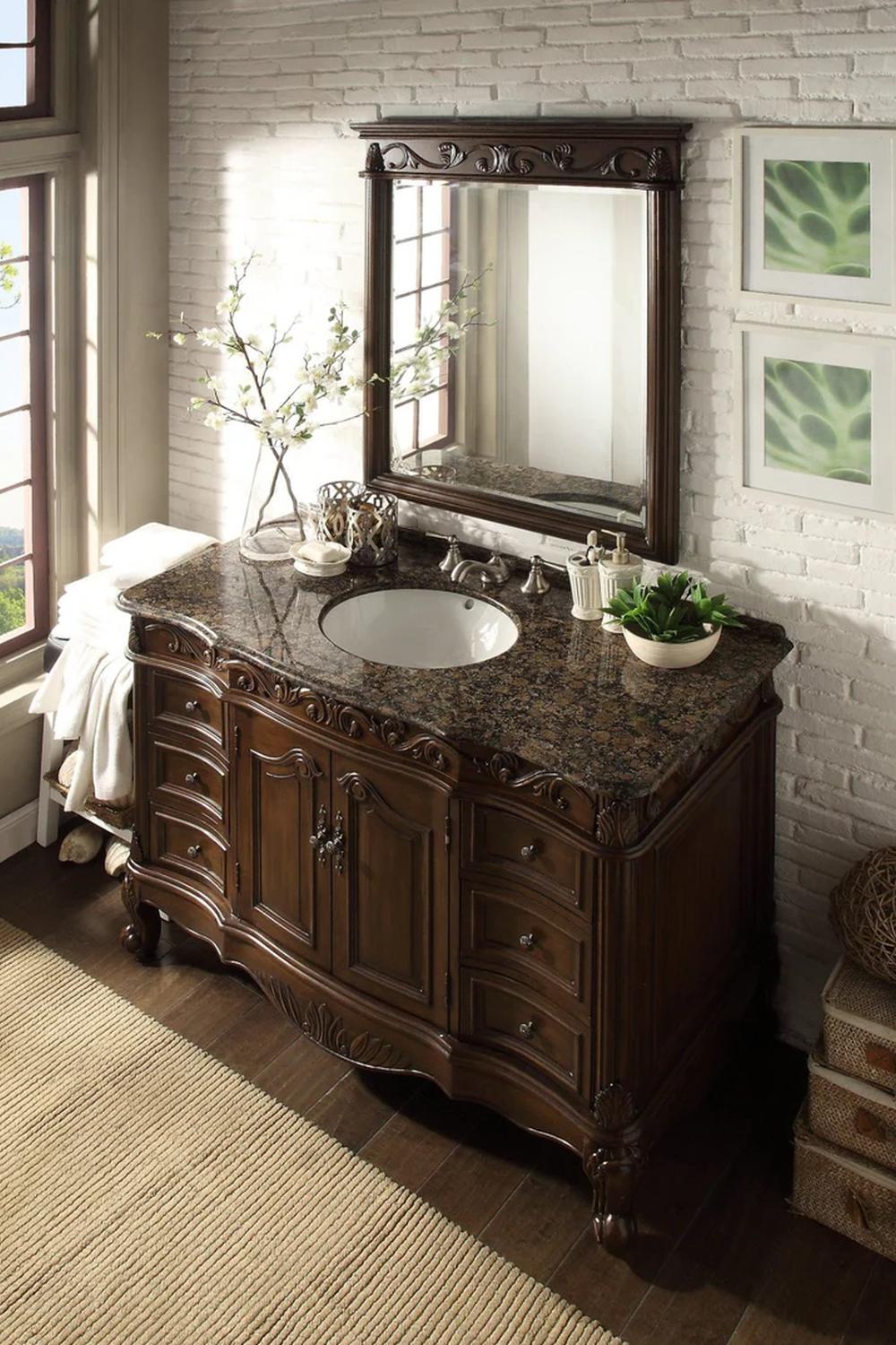 Mueble de baño oscuro que destaca con características clásicas