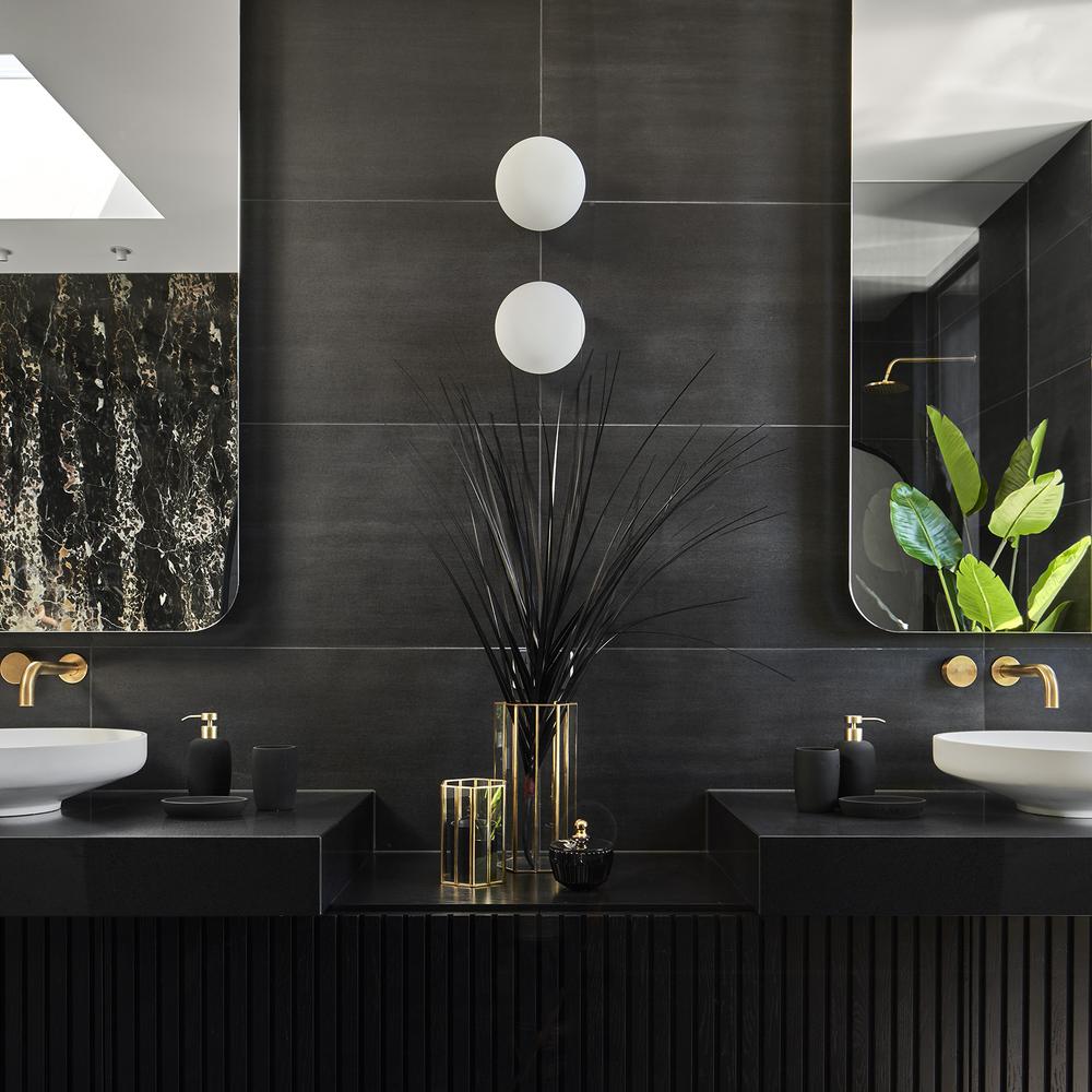 Baño moderno con azulejos y arte decorativo