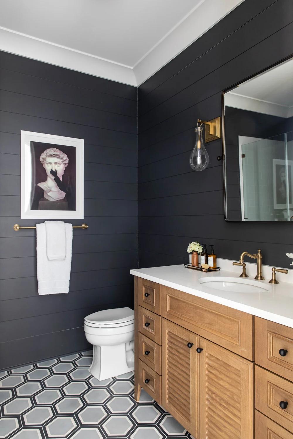 Baño contemporáneo con toques de arte