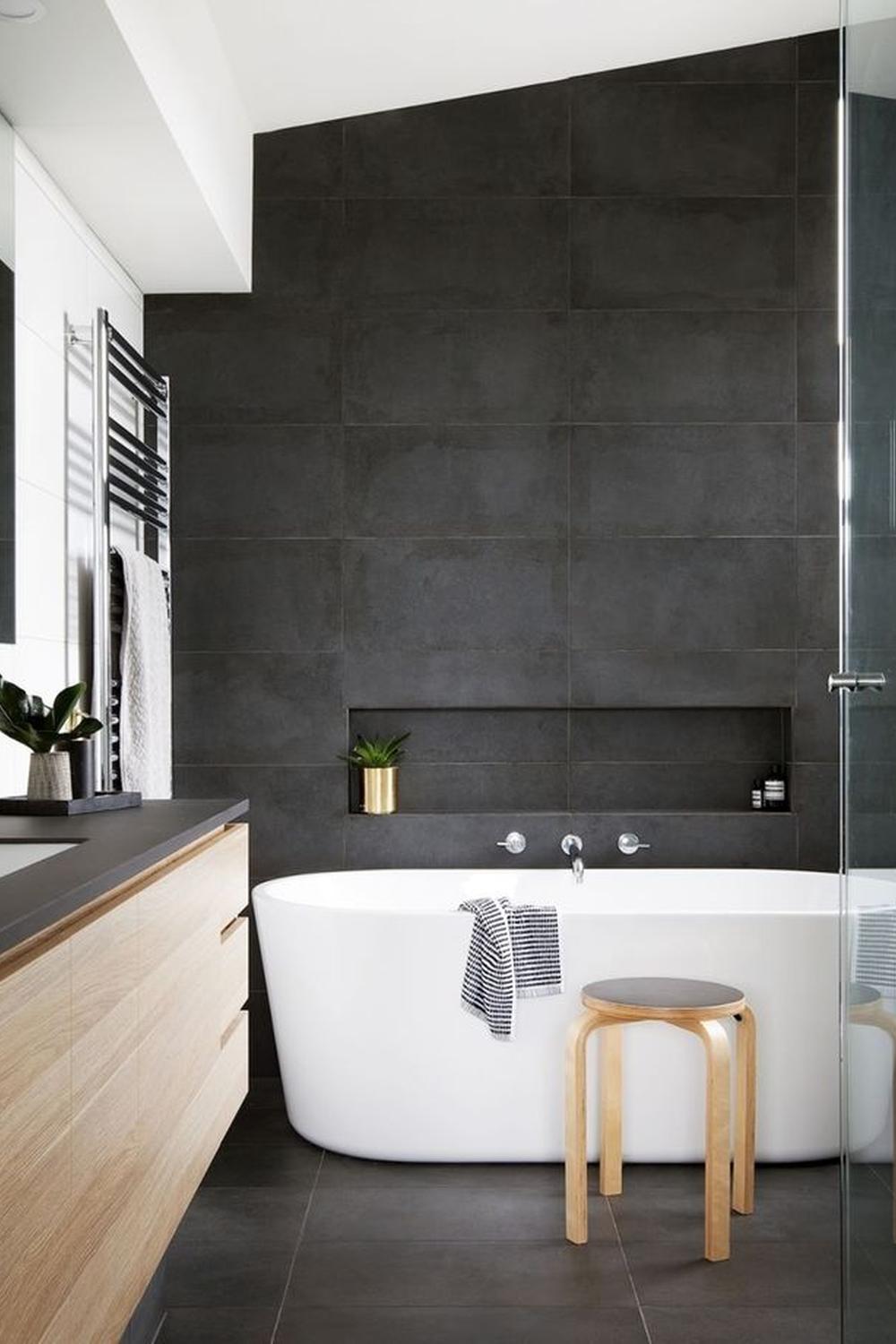 Baño minimalista con azulejos oscuros