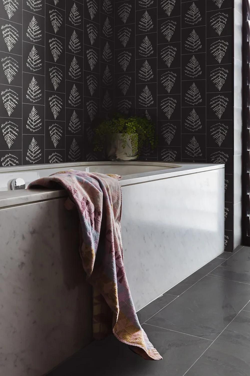 Baño natural y exótico con azulejos oscuros