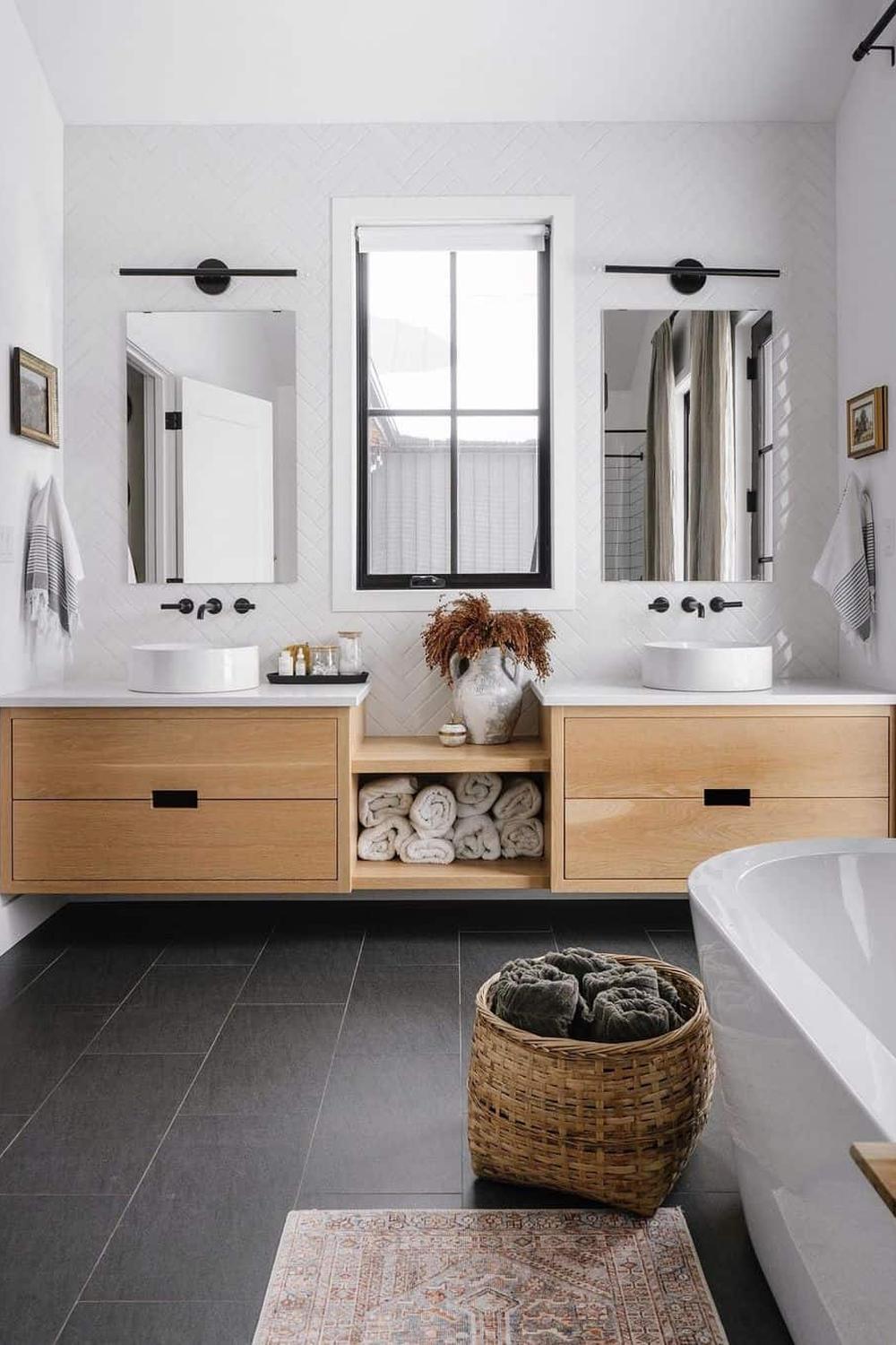 Baño tranquilizador con elegantes azulejos tonos oscuros