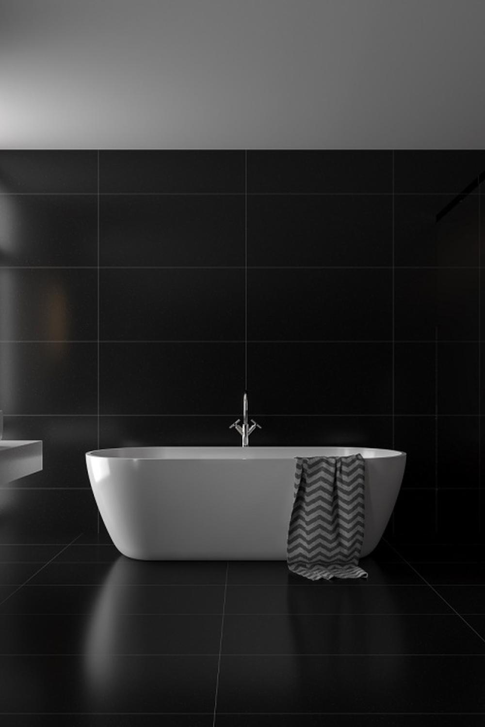 Baño refinado con azulejos oscuros y ventilación natural