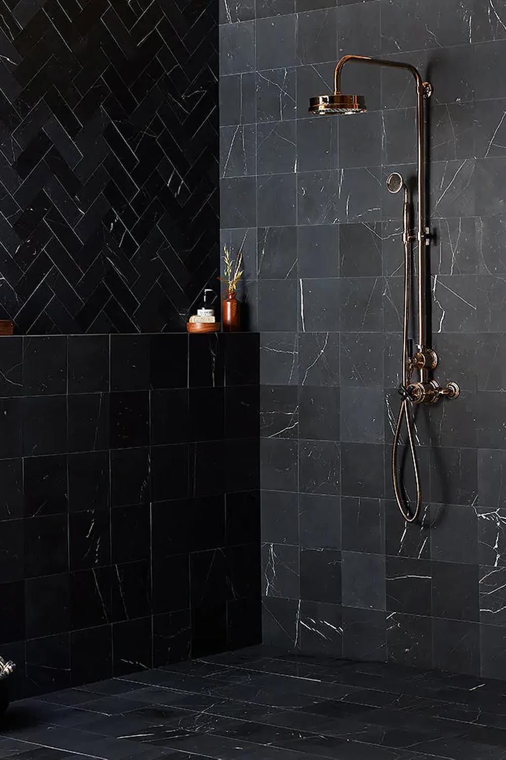 Baño contemporáneo en tonos oscuros con detalles de sofisticación