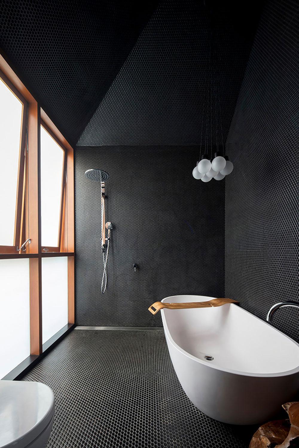 Baño chic y acogedor con azulejos hexagonales