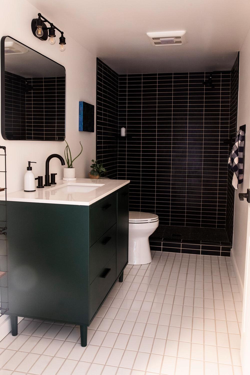 Baño moderno con toques personales