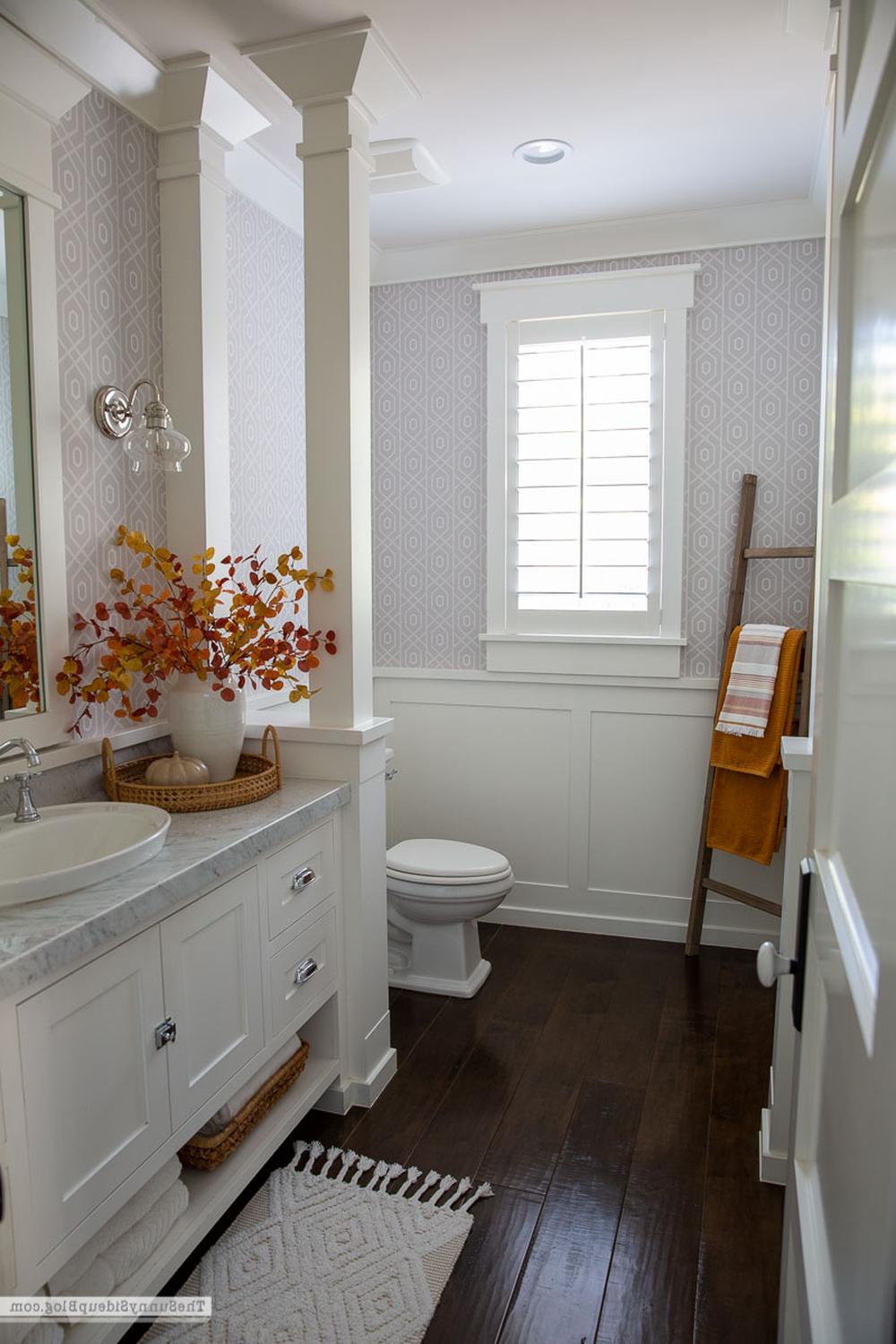 Baño moderno y acogedor para el otoño