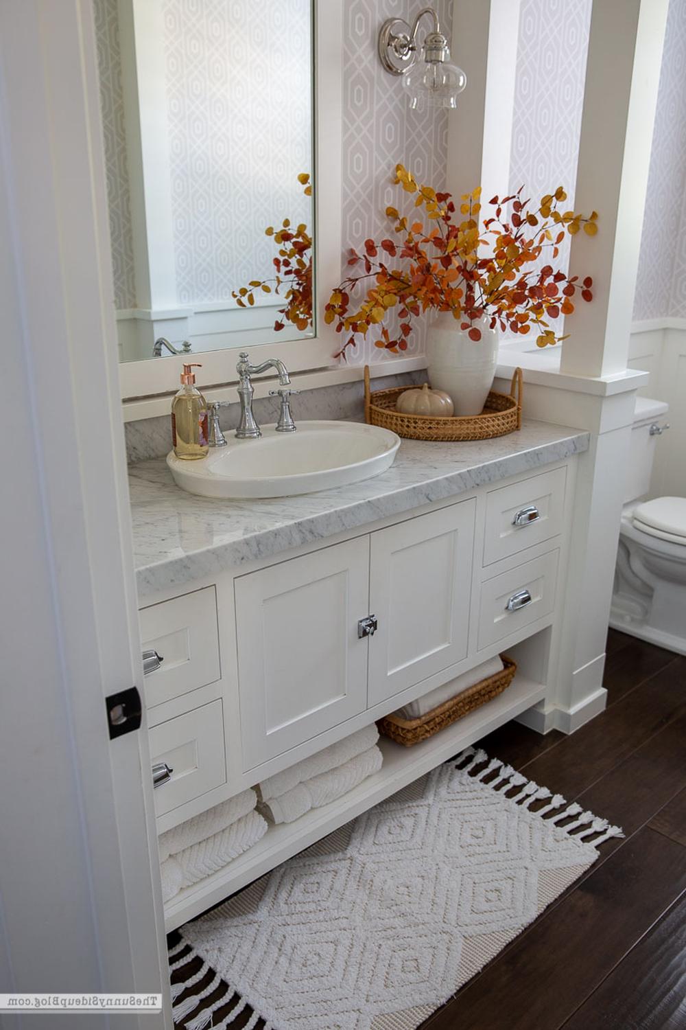 Baño acogedor con detalles otoñales