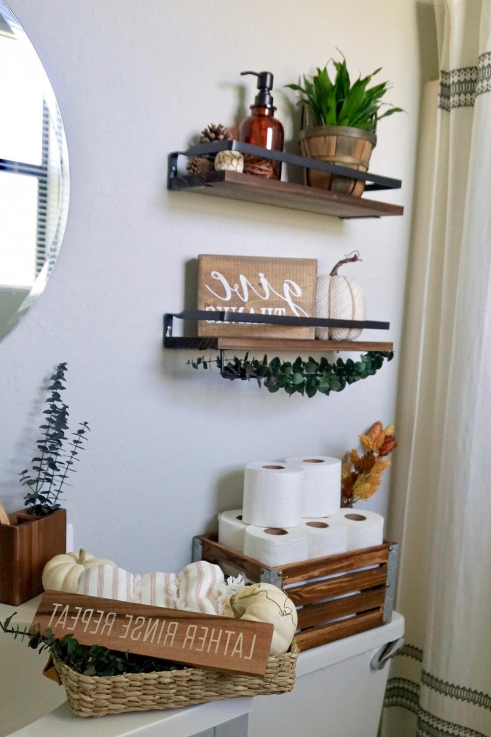 Baño decorado con estanterías para el otoño